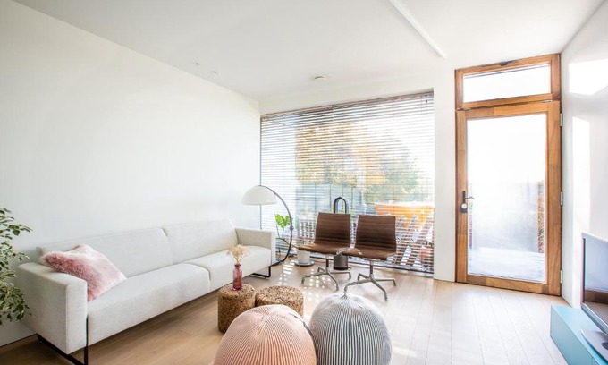 Herk-de-Stad Villa | Huis van Hout - architectenwoning met grote panorama tuin - design hot tub optioneel