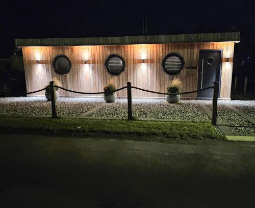 Grimsby Ski Chalet | Humberston Boathouse Lodge & Hot Tub - Cleethorpes Beach Cabin Chalet