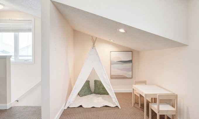 McKenzie Towne House | "Hummingbird" 2 Bed Carriage House with 3 beds!