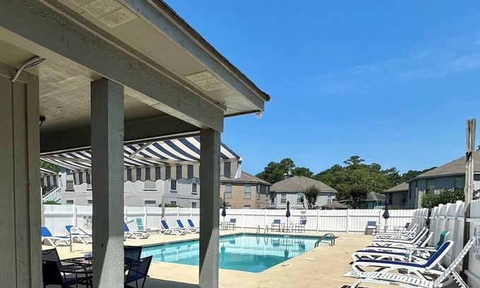 Surfside Beach Condo | Hummingbird's Comfortable Ground Floor Condo w/State Park Pass - Bring the Pup!n