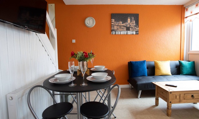 Cheadle House | Hurley House - Close to M/cr Airport, M60 & M56