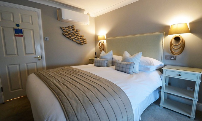 Barton-on-Sea House | Hurst - Cosy King Room - Ensuite with Bath