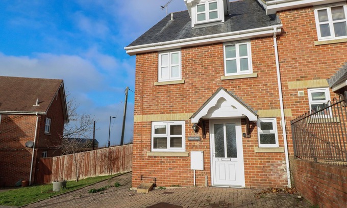 Freshwater Cottage | HURST VIEW, pet friendly, country holiday cottage in Yarmouth