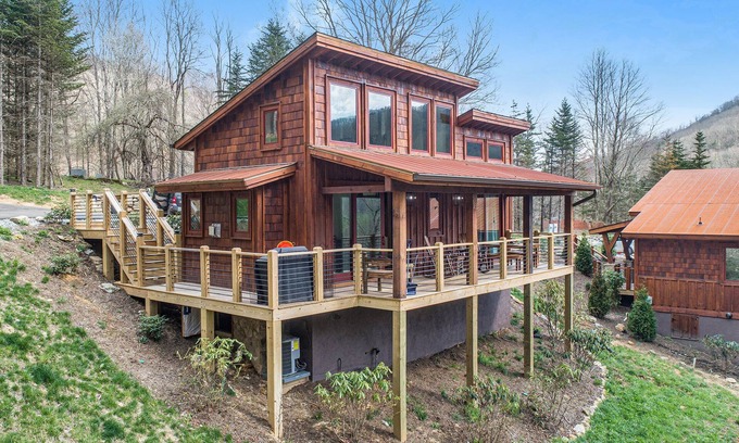 Banner Elk House | Husky Hideaway - Mountain views, Pet-friendly, Wi-Fi, and King Bed.