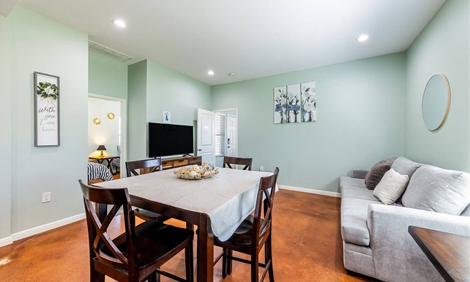 Hutto House | Hutto Casita 5 min from Kalahari Resorts & Dell Diamond!