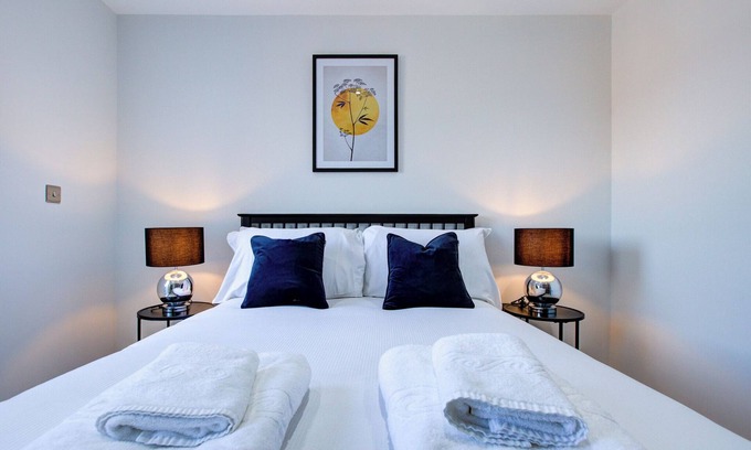 Uxbridge North Apartment | Hybrid Resi - Uxbridge|3 Bed Apartment