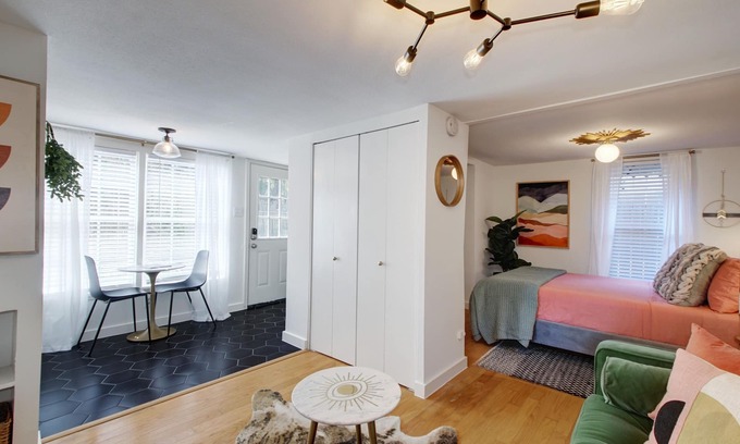 Hyde Park House | Hyde Park Guesthouse w/Parking & Private Entry