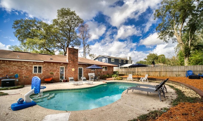 Hyde Park House | ~Hyde Park Sleeps 12 Heated Pool by Golf Club~