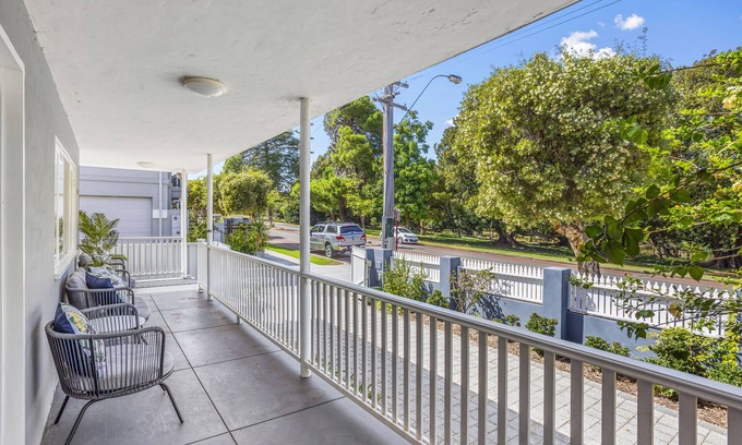 North Perth House | Hyde Park Vista: Spacious 3BR Home