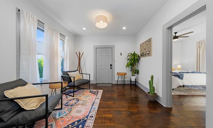 San Antonio House | Iconic Blue Bungalow at The Pearl, River Walk & Downtown. Family & Pet Friendly!