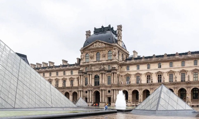 Quartier du Mail Apartment | Iconic Parisian Living: Studio Apartment in Les Halles District