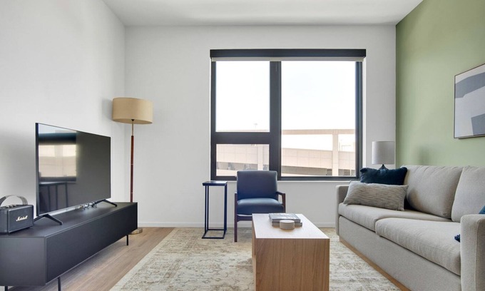 Congress Park Apartment | Ideal Congress Park 1BR w/ Gym & Pool, near shops & dining, by Blueground