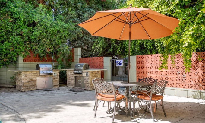 Encino Apartment | Ideal Encino 2BR w/W/D, Pool & Gym, nr Ventura Blvd, by Blueground