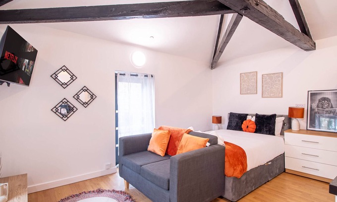 Leeds Apartment | Ideal for Work Trips Near Kirkstall