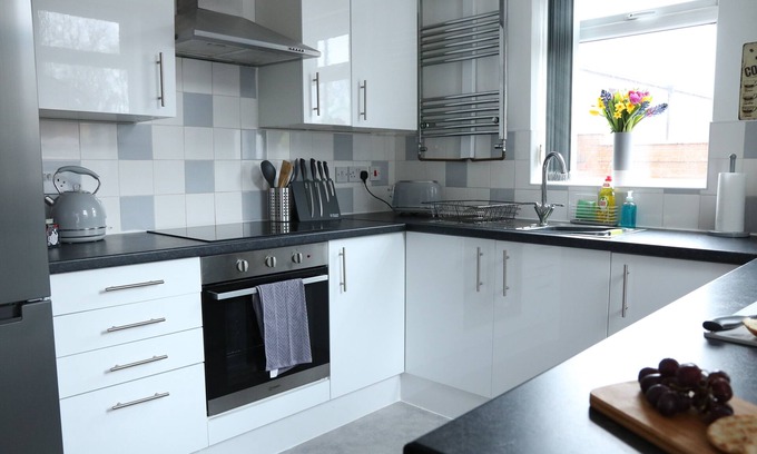 Bury House | Ideal Home away in Bury and Whitefield