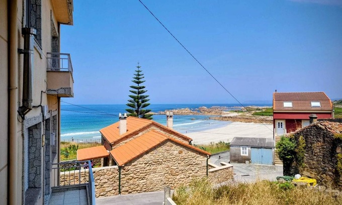 Camarinas House | Ideal house to share with family or friends, next to the beach and the mountains.