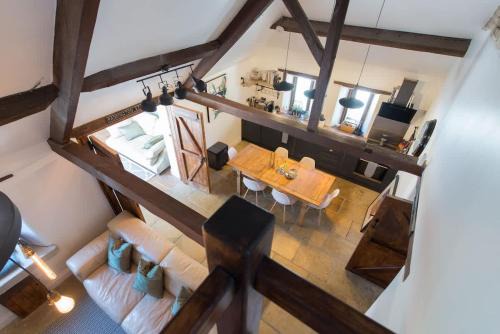 Birdlip House | Idyllic Barn - Cotswold Hideaway Stunning Village