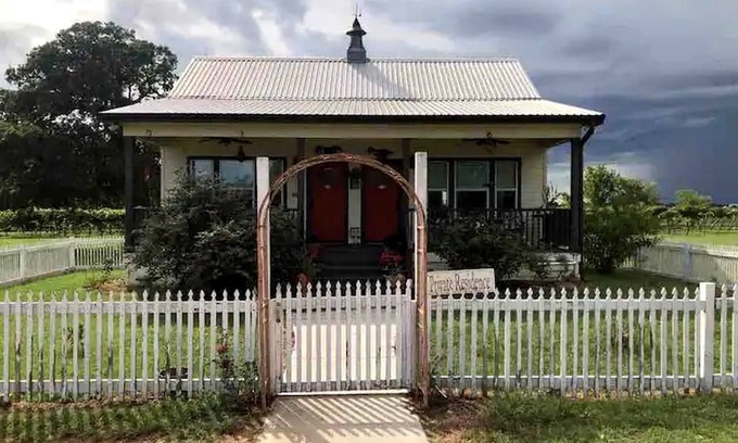 Fayetteville Cottage | Idyllic Cottage on a Working Farm Perfect for Weekend Getaways in Texas