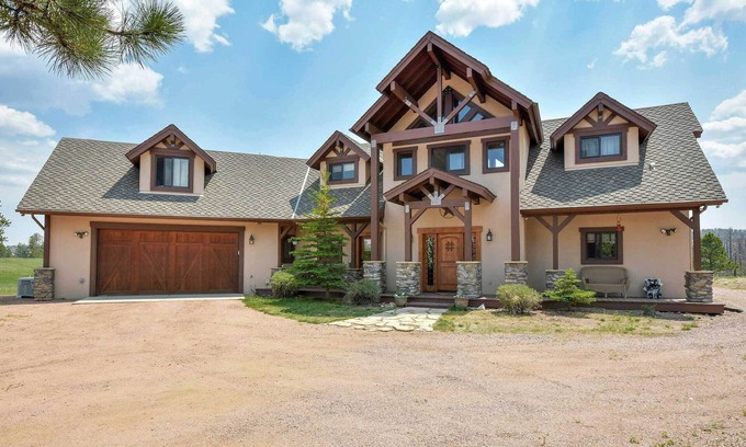 Florissant Cabin | Idyllic Florissant Cabin w/Patio & Hot Tub!