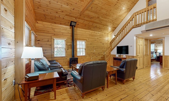 Northport Cabin | Idyllic three-bedroom dog-friendly cabin w/full kitchen, fireplace & hiking