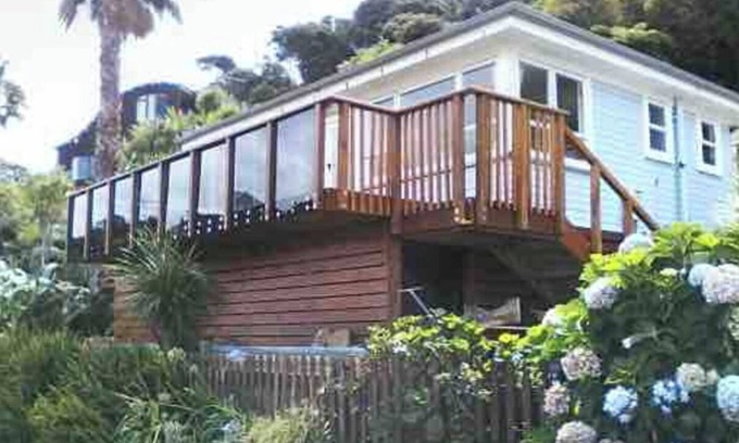 Doubtless Bay Cottage | IkaRua Cottage - Idyllic waterside cottage with stunning views of the harbour.