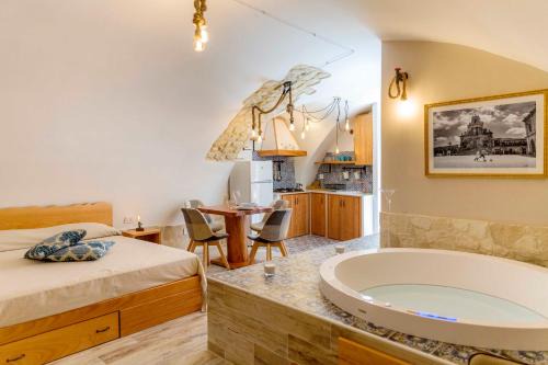 Palazzolo Acreide Historic Centre Bed & Breakfast | Il Galletto Viola, luxury room & suite