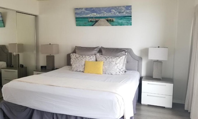 Waikiki Apartment | Ilikai Tower 1532 condo