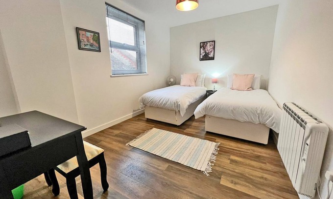 Cheltenham Apartment | Immaculate 2-Bed Apartment Town Centre