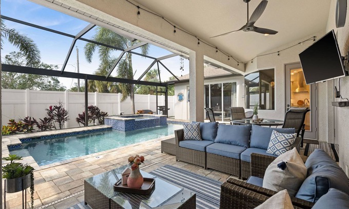 South Venice Villa | Immaculate Heated Pool & Spa Villa-Awesome Amenities-6 Min to Beach