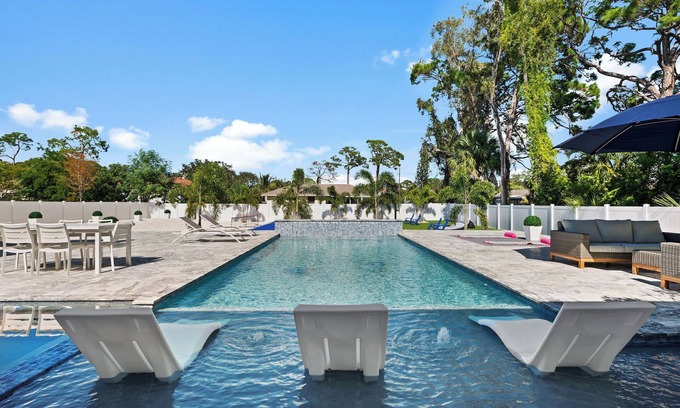 Vamo House | IMMODERATE HOME,PRIVATE CINEMA ROOM, HUGE SALT POOL, VERY OWN SPORTS COURTS