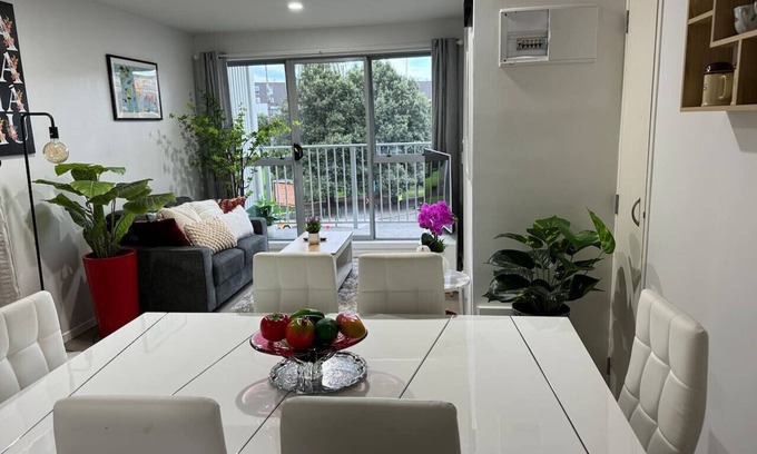 Auckland Central Business District Apartment | Impecable 3 bdr-2 bath -Free Carpark and pool