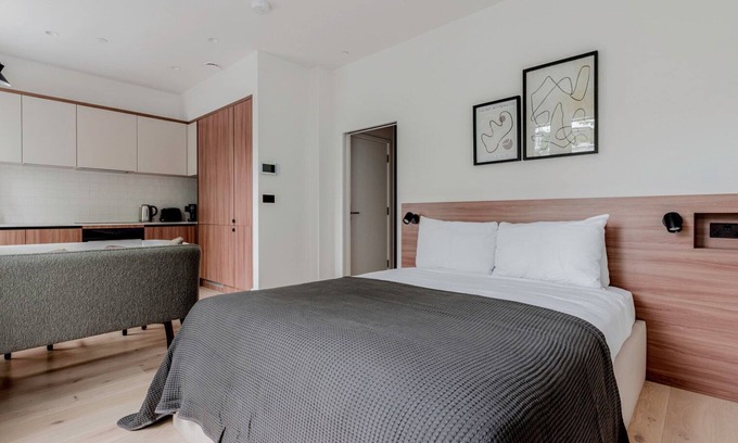 West Kensington Apartment | Impeccable Kensington Studio, near Shops, Food & Park, by Blueground