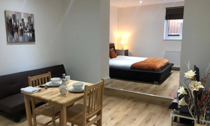 South Bermondsey Apartment | Impeccable Studio in London Long & Short