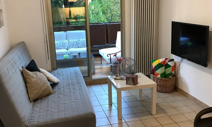 Hyeres City Centre Apartment | In a green setting with air conditioning, swimming pool and tennis court