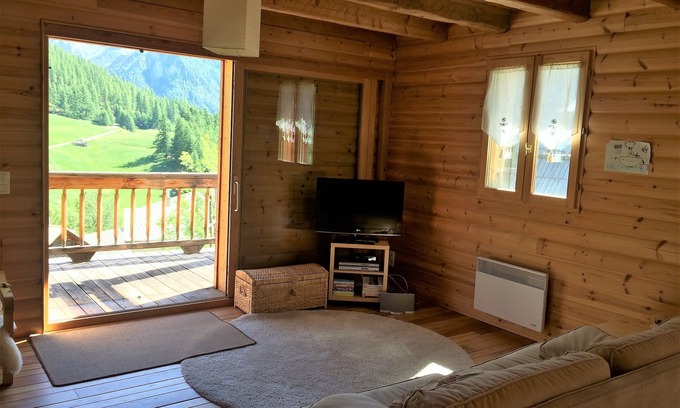 Molines-en-Queyras Ski Chalet | In a quiet chalet, apartment of 100 m2 for 6 people with terrace