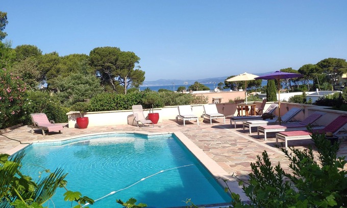 Le Brusc House | In Brusc, Villa with pool, 500m from the beach and port, Sea View, 14 people