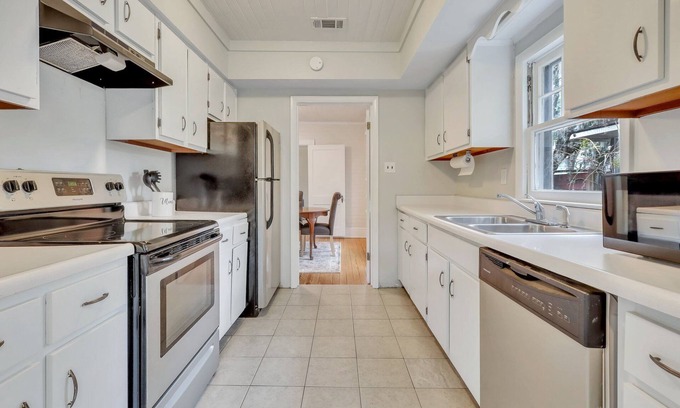 Hinesville House | In Heart of Hinesville and 1.4 miles from Fort Stewart Main Gate