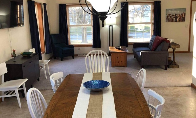 Kalona House | In Kalona-Near Pleasantview Home, Hospital, Iowa, and Kinnick Carver WiFi-Garage