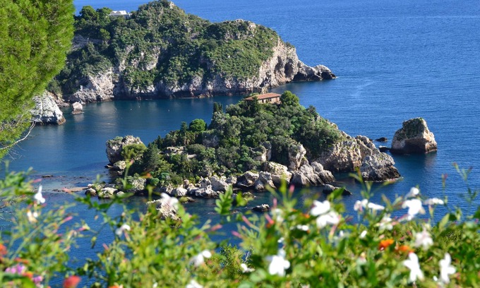 Taormina Apartment | In Taormina with a breathtaking view and lots of tranquility.