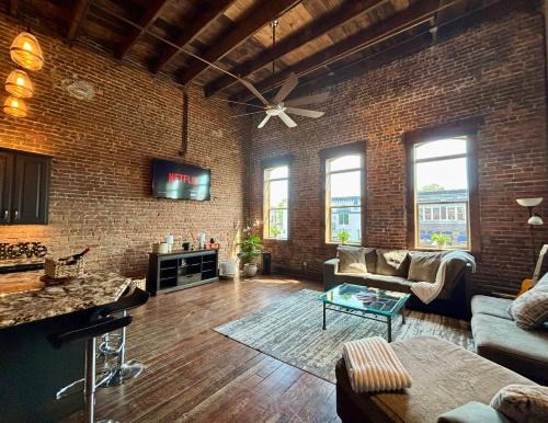 Florence Apartment | In the Heart of Town-3BR-2bath-500Mbps WiFi-4car parking-EV-boat