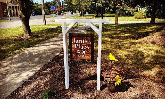 Powhatan House | In the Village Of Powhatan- walking distance to owners restaurant