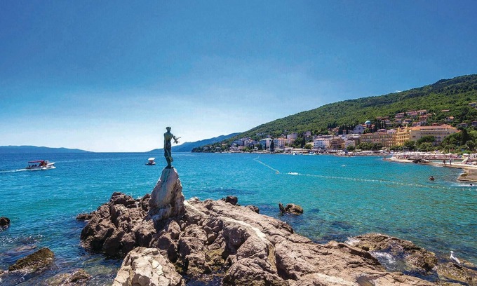 Viskovo Apartment | In Viskovo, a suburb of Rijeka, lies this lovingly and modernly furnished attic apartment.