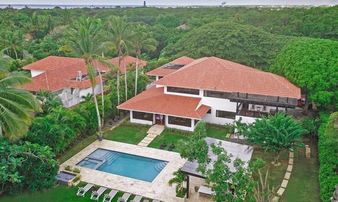 Rancho Arriba Villa | Includes pool & jacuzzi, maid, cook, golf cart and free wifi! 5 mins. from Hotel
