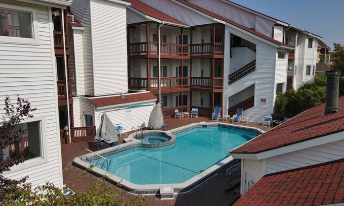 Traverse City Condo | Incredible Beach Condo | AC | Beach | Pool | Hot Tub | Sunrise |