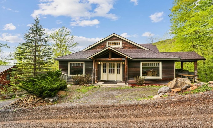 Northface House | Incredible mountain home. Walk to Timberline Mountains Salamander Trail!
