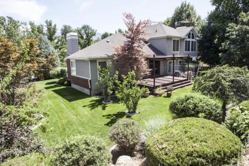 Sandy House | Incredible Sandy Home with Large Deck, Mins to Skiing