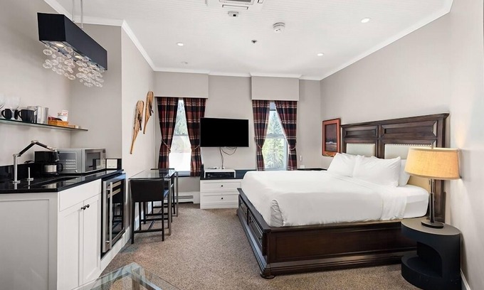 Downtown Hotel | Independence Square 302 | Top Floor Stylish Hotel Room with Wet Bar, A/C, in Downtown Aspen
