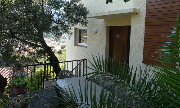 Collioure House | Independent apartment in villa, 800 m from beaches, terrace with view, swimming pool