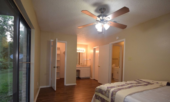 Fort Worth House | Independent Unit 2 Bed 1 Bath Queen Bed Washer-Dryer Internet