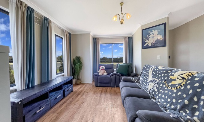 Mindarie House | Indian Ocean View with Three King Bedrooms